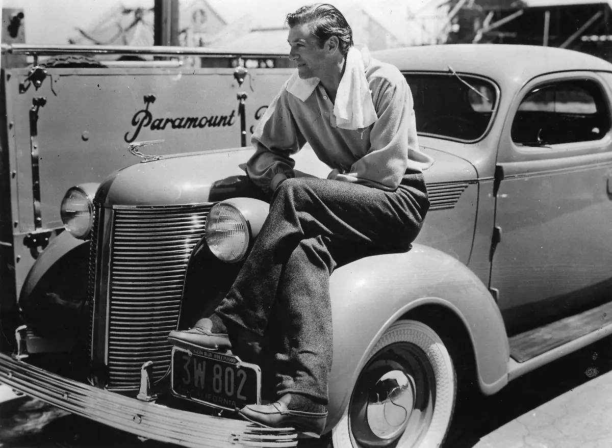 Der-US-amerikanische-Schauspieler-Gary-Cooper-mit-seinem-neuen-Chrysler-Paramount-Studios-Hollywood-1937-Photographie