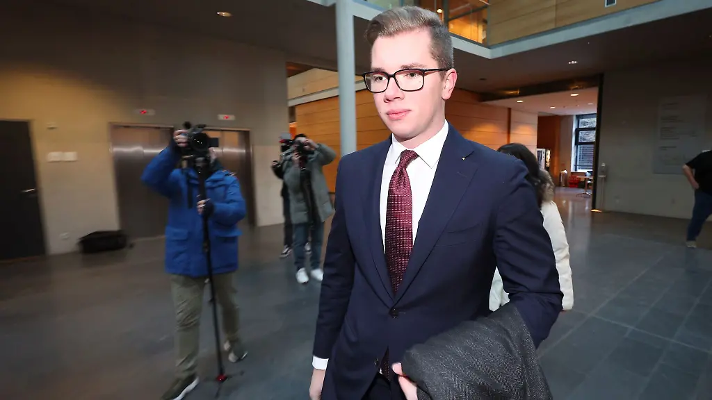 Der-Landtagsabgeordnete-laesst-sich-von-drei-Verteidigern-vor-Gericht-vertreten