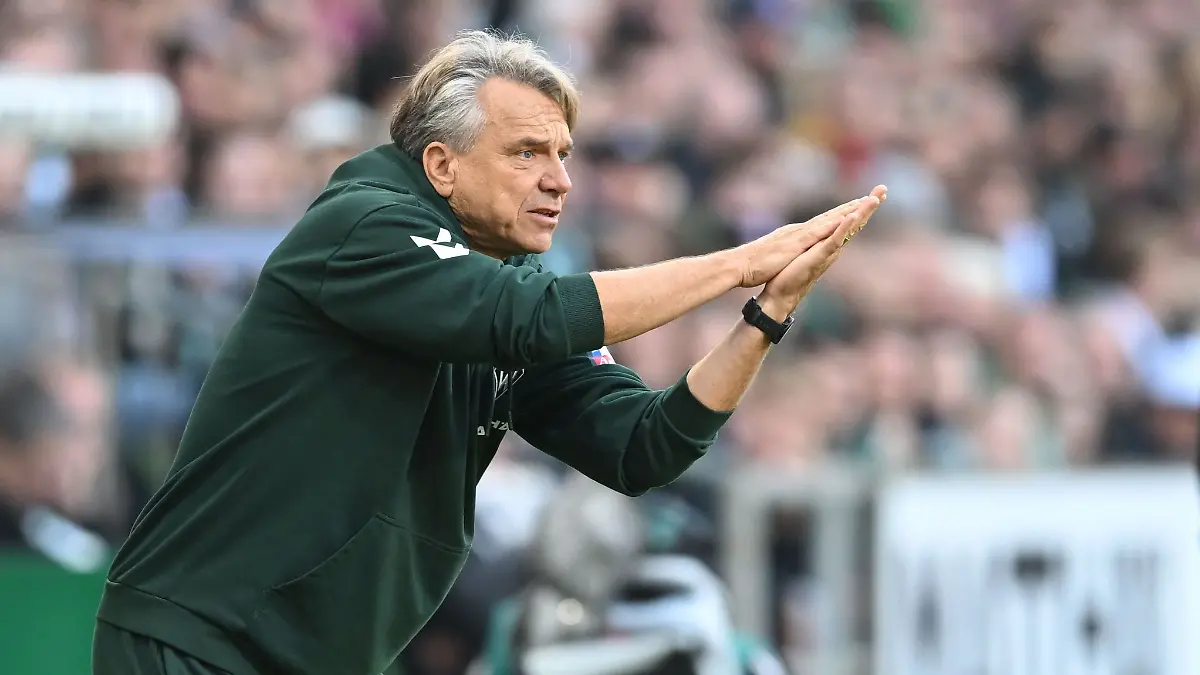 Hat-alle-Haende-voll-zu-tun-bei-Werder-Bremen-Cheftrainer-Horst-Steffen