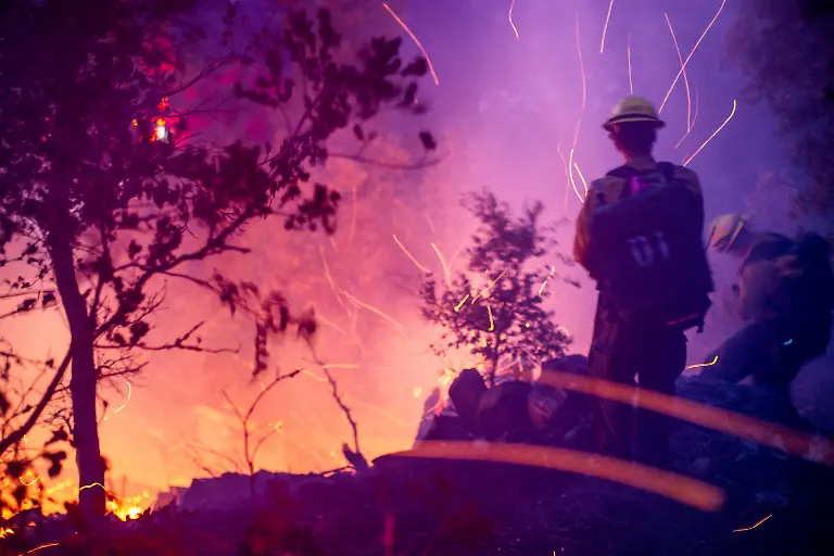 2025-01-10T050524Z_63858448_RC2H6CAB41R5_RTRMADP_3_CALIFORNIA-WILDFIRES