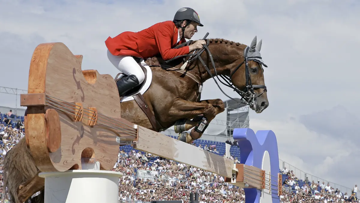 Ludger-Beerbaum-aus-Deutschland-springt-mit-seinem-Pferd-Goldfever-am-Sonntag-19-08-2007-zur-FEI-Einzel-Europameisterschaft-der-Springreiter-im-MVV-Reitstadion-in-Mannheim-ueber-ein-Hindernis-Ludger-Beerbaum-belegte-den-dritten-Rang