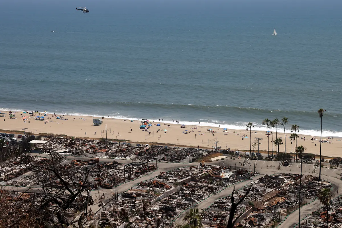 July-4-2025-Los-Angeles-California-USA-People-enjoy-the-beach-on-July-4-across-from-the-Tahitian-Terrace-mobile-home-park-destroyed-by-the-January-2025-Palisades-fire-on-Pacific-Coast-Highway-in-Pacific-Palisades-California