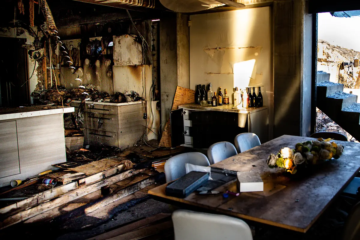 The-burnt-out-kitchen-and-dining-room-of-a-beachfront-Malibu-home-during-the-Palisades-Fire-as-wildfires-continue-to-cause-damage-and-loss-through-the-LA-region-on-January-1-5-2025-in-Los-Angeles-California-The-fires-have-scorched-large-swaths-of-Los-Angeles-as-the-toll-of-destruction-rises-with-entire-neighborhoods-reduced-to-ash