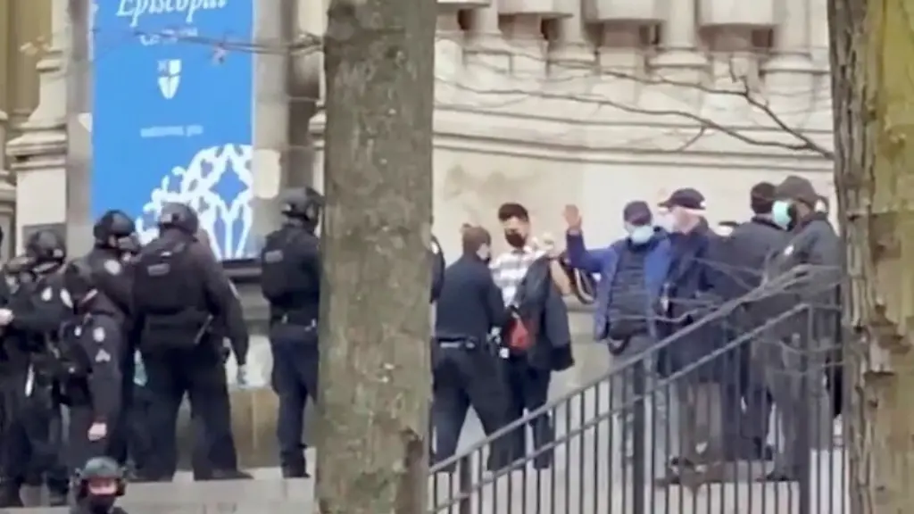 2020-12-14T023031Z-1382727443-RC2QMK9CO7LG-RTRMADP-3-NEW-YORK-SHOOTING-CATHEDRAL