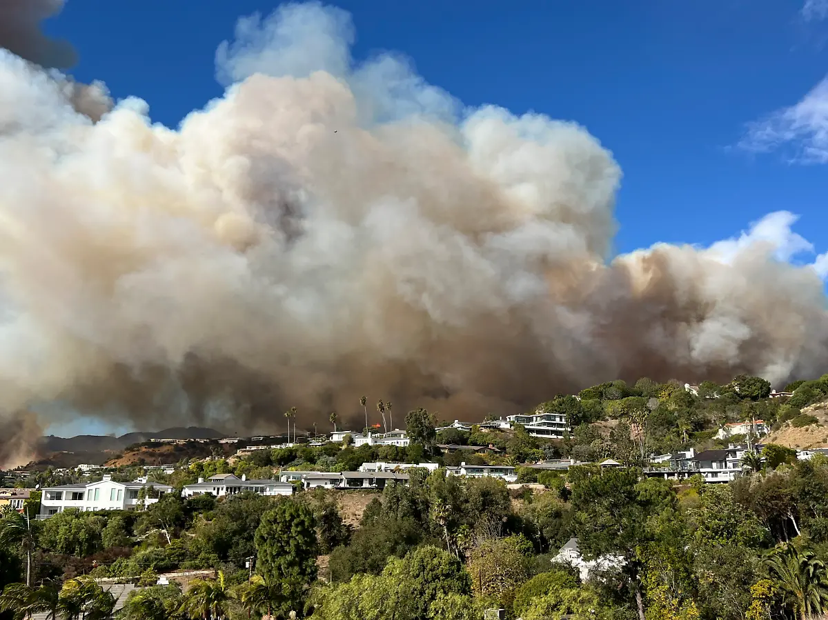 This-photo-taken-by-Pacific-Palisades-resident-Darrin-Hurwitz-shows-the-Palisades-Fire-as-it-approaches-homes-in-Los-Angeles-Tuesday-Jan-7-2025