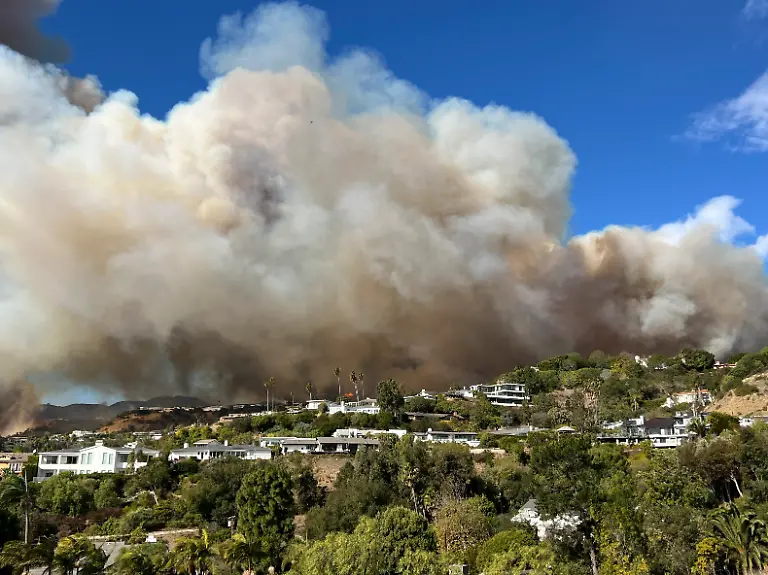 This-photo-taken-by-Pacific-Palisades-resident-Darrin-Hurwitz-shows-the-Palisades-Fire-as-it-approaches-homes-in-Los-Angeles-Tuesday-Jan-7-2025