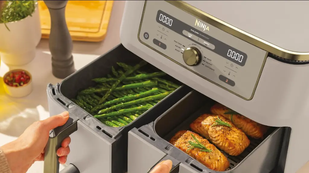 In-der-Farbkombination-Stone-Gold-ist-der-Ninja-Dual-Zone-Digital-Airfryer-ein-Hingucker-in-der-Kueche