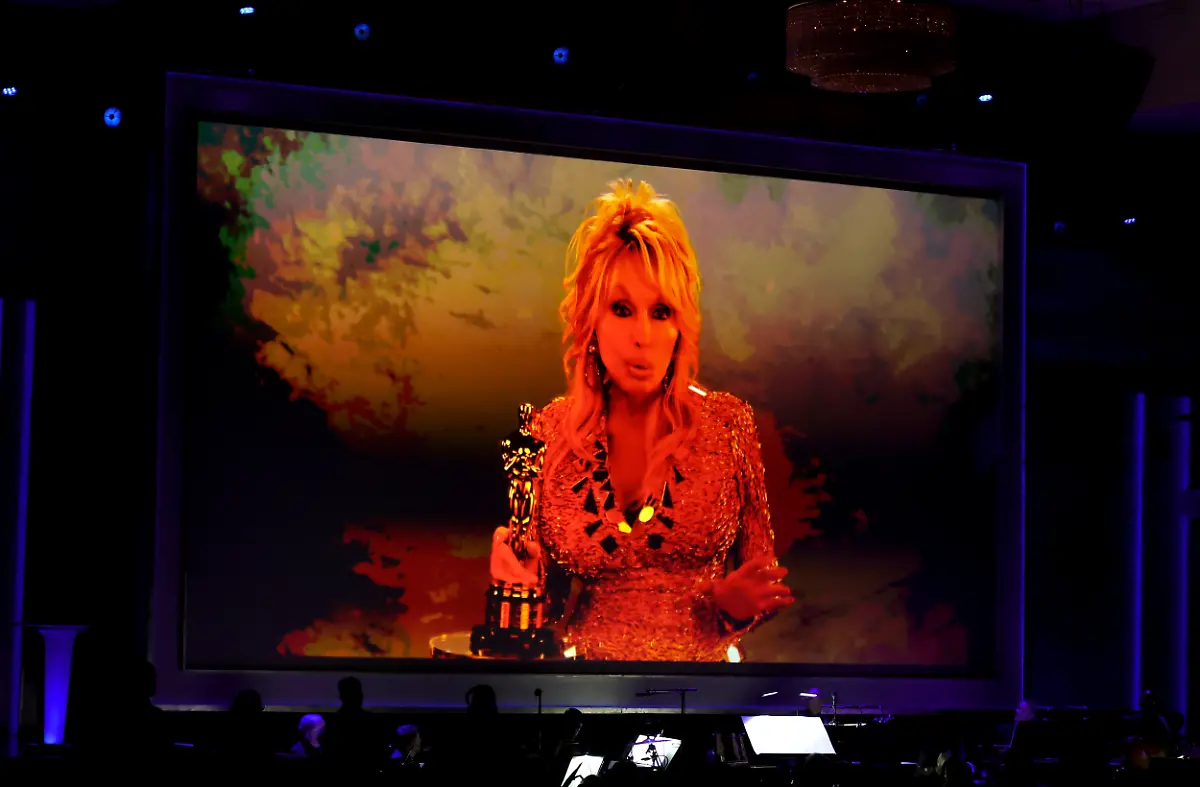 HOLLYWOOD-CALIFORNIA-NOVEMBER-16-Dolly-Parton-accepts-an-Academy-Honorary-Award-via-video-during-the-16th-Governors-Awards-at-The-Ray-Dolby-Ballroom-on-November-16-2025-in-Hollywood-California