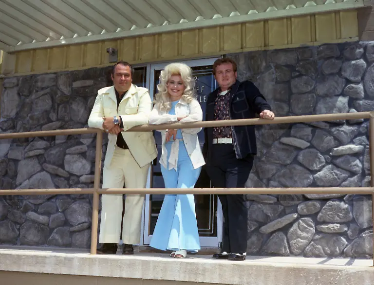 Dolly-Parton-poses-for-a-photo-with-tire-salesmen-circa-1965-in-Nashville-Tennessee