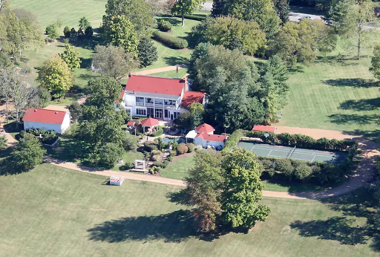 Country-music-legend-Dolly-Parton-calls-this-10-million-Nashville-farm-home-25944-NASHVILLE-TENNESSEE-October-26-2008-Country-music-legend-Dolly-Parton-calls-this-10-million-Nashville-farm-home-Parton-and-her-husband-Carl-Dean-live-on-this-65-plus-acre-farm-complete-with-guest-house-barn-horse-stables-and-tennis-court-all-situated-in-one-of-the-most-exclusive-suburbs-in-Nashville-The-62-year-old-singer-has-owned-the-property-for-many-years-and-slowy-bought-up-the-neighbouring-lots-as-they-became-available-The-main-house-is-a-Plantation-inspired-7-500-square-foot-home-with-5-bedrooms-and-5-bathrooms-while-the-guest-house-located-in-the-corner-of-the-property-also-has-5-bedroom-and-5-bathrooms-in-5-600-square-feet