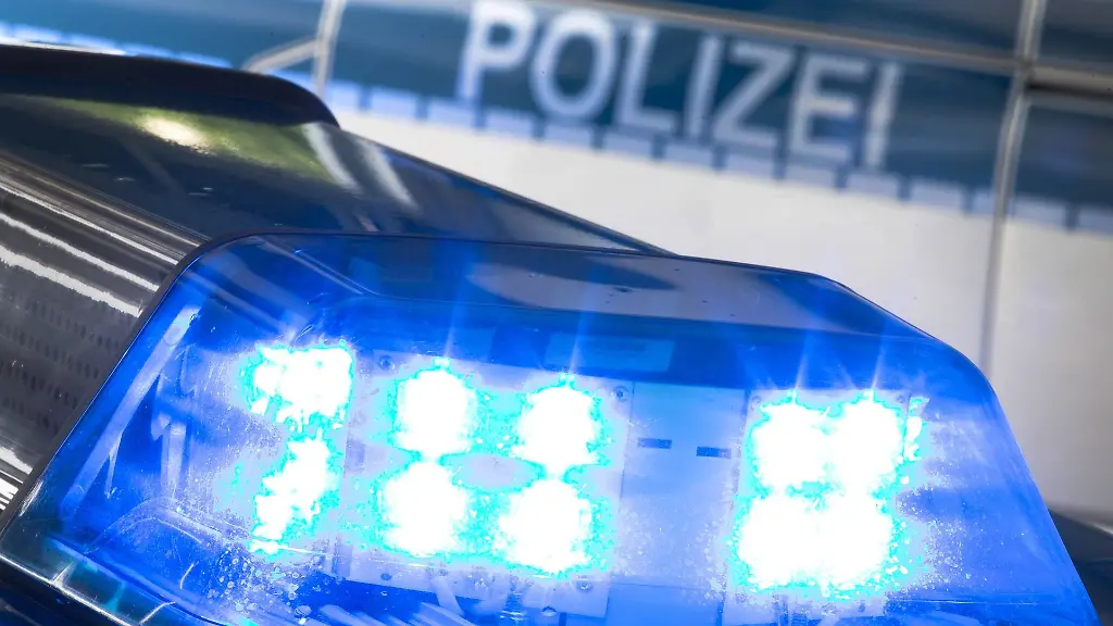 Ein-Autofahrer-hat-an-einer-Tankstelle-den-Tankruessel-vergessen