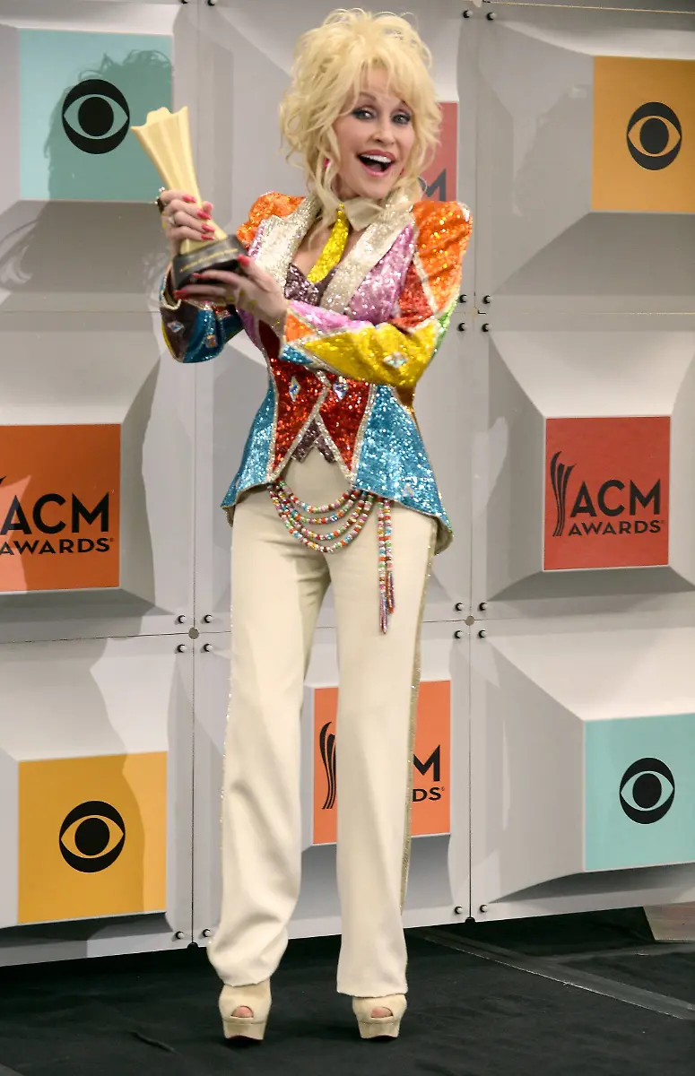 Themen-der-Woche-Bilder-des-Tages-Country-Music-Awards-in-Las-Vegas-Dolly-Parton-freut-sich-ueber-den-Tex-Ritter-Award-Dolly-Parton-holds-her-Tex-Ritter-award-backstage-at-the-51st-annual-Academy-of-Country-Music-Awards-held-at-the-MGM-Grand-Arena-in-Las-Vegas-Nevada-on-April-3-2016