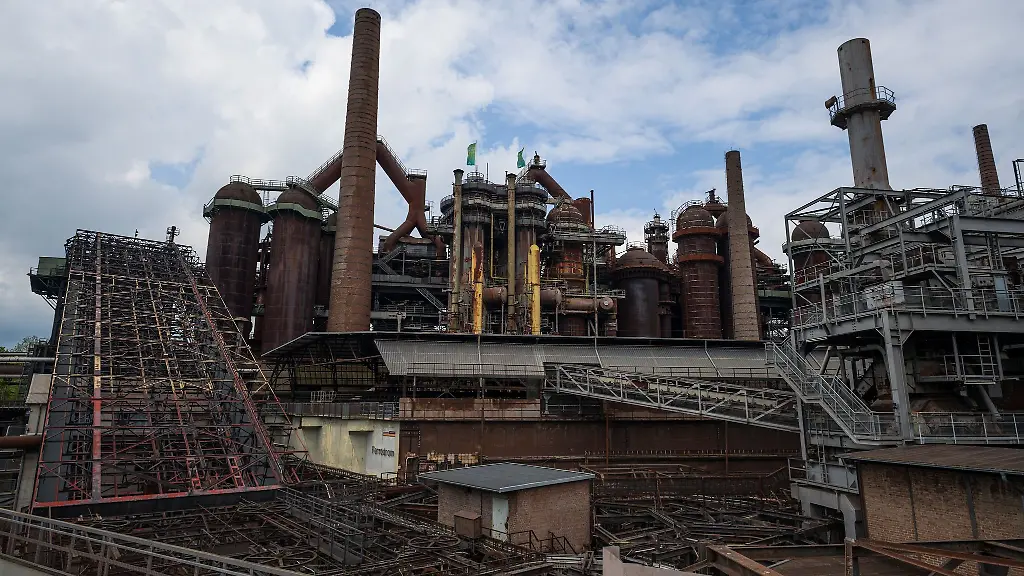 Fuer-eine-Ausstellung-ueber-die-Voelklinger-Huette-werden-Fotos-Objekte-und-Zeitzeugnisse-jeder-Art-gesucht-Archivbild