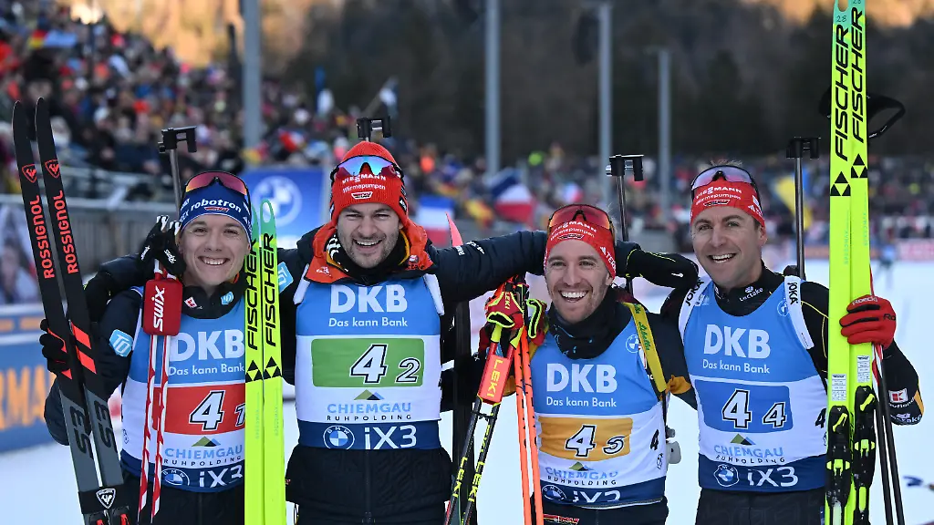 Biathlon-Weltcup-Staffel-4-x-7-5-km-Herren-Deutschlands-Justus-Strelow-Danilo-Riethmueller-David-Zobel-und-Philipp-Nawrath-l-r-feiern-im-Zielbereich