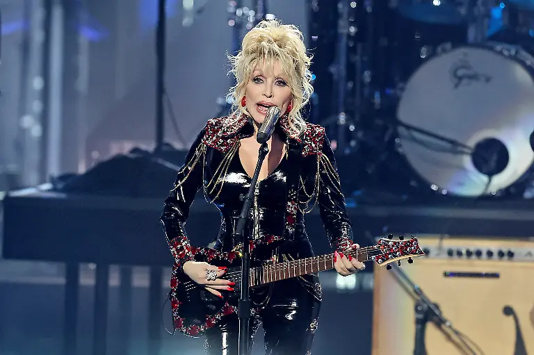 LOS-ANGELES-CALIFORNIA-NOVEMBER-05-Dolly-Parton-performs-onstage-during-the-37th-Annual-Rock-Roll-Hall-of-Fame-Induction-Ceremony-at-Microsoft-Theater-on-November-05-2022-in-Los-Angeles-California