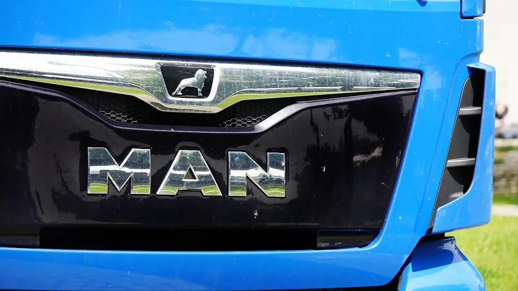MAN-Truck-Name-an-der-Frontblende-eines-blauen-Lkw