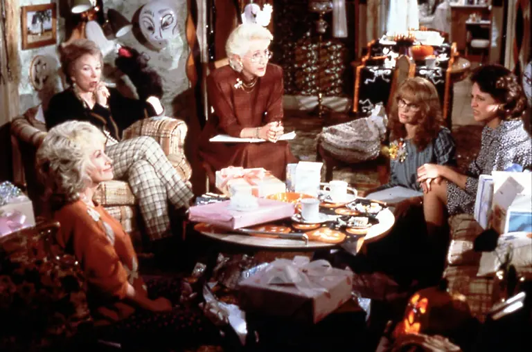 STEEL-MAGNOLIAS-DOLLY-PARTON-SHIRLEY-MACLAINE-OLYMPIA-DUKAKIS-DARYL-HANNAH-Date-1989-Strictly-editorial-use-only-in-conjunction-with-the-promotion-of-the-film-Credit-line-mandatory-This-image-is-copyright-of-the-film-company-and-is-supplied-under-the-terms-of-issue-as-film-still-No-commercial-or-book-cover-use-permitted-without-prior-consent-from-the-film-company