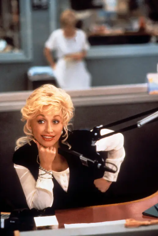 STRAIGHT-TALK-DOLLY-PARTON-Date-1992-Strictly-editorial-use-only-in-conjunction-with-the-promotion-of-the-film-Credit-line-mandatory-This-image-is-copyright-of-the-film-company-and-is-supplied-under-the-terms-of-issue-as-film-still-No-commercial-or-book-cover-use-permitted-without-prior-consent-from-the-film-company