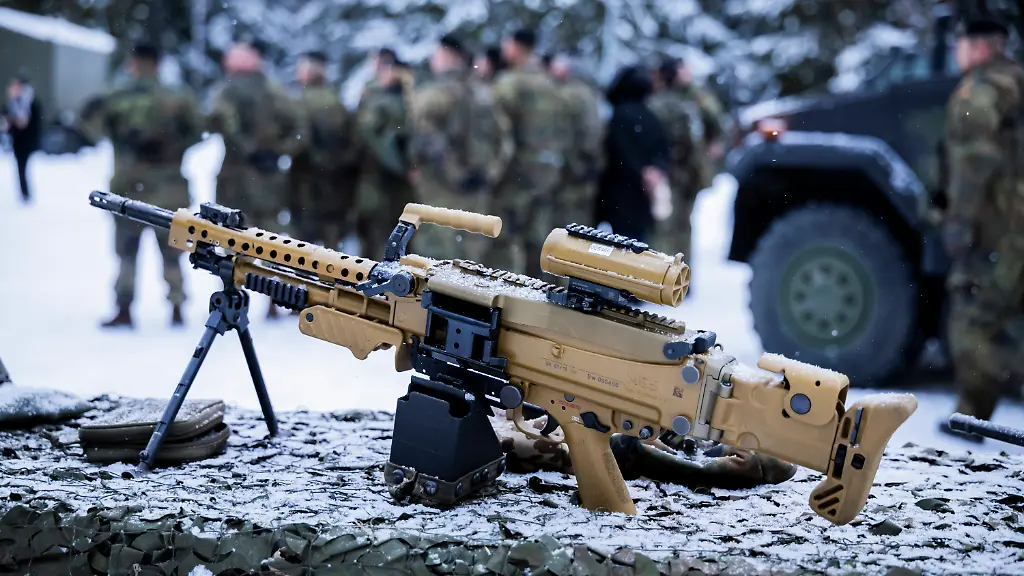 Soldaten-stehen-beim-Besuch-von-Aussenminister-Wadephul-bei-der-Panzerbrigade-45-Litauen-hinter-einem-Maschinengewehr-vom-Typ-MG5-A2-Im-Mittelpunkt-der-eintaegigen-Reise-stehen-nach-Angaben-eines-Sprechers-des-Auswaertigen-Amts-in-Berlin-die-Unterstuetzung-der-vor-fast-vier-Jahren-von-Russland-angegriffenen-Ukraine-sowie-die-enge-Zusammenarbeit-an-der-Nato-Ostflanke-und-im-Kampf-gegen-hybride-Bedrohungen
