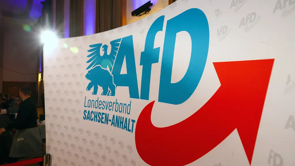 Der-Schriftzug-der-Partei-und-das-Partei-Logo-sind-beim-Landesparteitag-der-AfD-zu-sehen-Der-Landesparteitag-der-AfD-Sachsen-Anhalt-wird-mit-Aufstellung-der-Landesliste-zur-Landtagswahl-2026-fortgesetzt