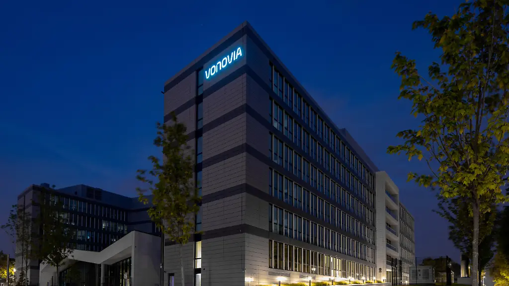 Der-Schriftzug-des-Wohnungsunternehmens-Vonovia-leuchtet-an-der-Firmenzentrale-Der-Vonovia-Konzern-stellt-am-07-05-2019-seine-Quartalszahlen-vor