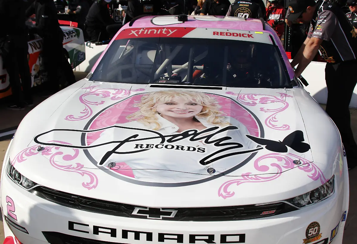 Sport-Bilder-des-Tages-BRISTOL-TN-APRIL-06-2-Tyler-Reddick-Richard-Childress-Racing-Chevrolet-Camaro-Dolly-Parton-during-the-running-of-the-ALSCO-300-on-Saturday-April-6-2019-at-Bristol-Motor-Speedway-in-Bristol-Tennessee-Photo-by-Jeff-Robinson-Icon-Sportswire-AUTO-APR-06-NASCAR-Motorsport-USA-Xfinity-Series-ALSCO-300-PUBLICATIONxINxGERxSUIxAUTxHUNxRUSxSWExNORxDENxONLY-Icon1904061095300