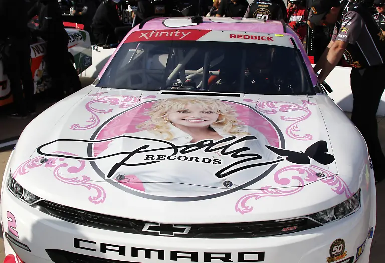 Sport-Bilder-des-Tages-BRISTOL-TN-APRIL-06-2-Tyler-Reddick-Richard-Childress-Racing-Chevrolet-Camaro-Dolly-Parton-during-the-running-of-the-ALSCO-300-on-Saturday-April-6-2019-at-Bristol-Motor-Speedway-in-Bristol-Tennessee-Photo-by-Jeff-Robinson-Icon-Sportswire-AUTO-APR-06-NASCAR-Motorsport-USA-Xfinity-Series-ALSCO-300-PUBLICATIONxINxGERxSUIxAUTxHUNxRUSxSWExNORxDENxONLY-Icon1904061095300