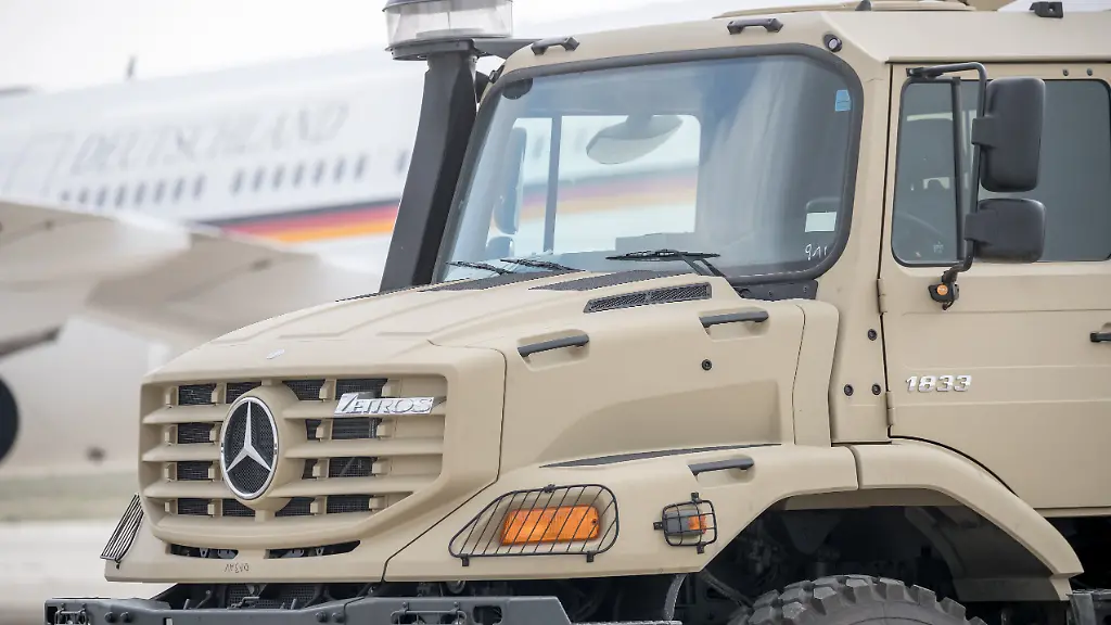 Ein-LKW-vom-Typ-Mercedes-Zetros-1833-steht-am-14-01-2018-vor-der-Uebergabe-von-sogenannten-Ertuechtigungsprojekten-auf-der-Luftwaffenbasis-Marka-IAP-in-Amman-in-Jordanien-Die-sogenannte-Ertuechtigungsinitiative-ist-ein-indirekter-Beitrag-Deutschlands-zum-Kampf-gegen-den-islamistischen-Terror-zu-dpa-Von-der-Leyen-uebergibt-Jordanien-Kleinbusse-fuer-Kampf-gegen-Terror-vom-13-01