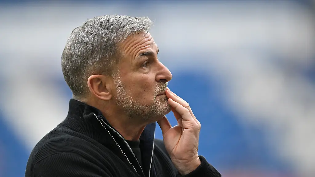 vor-Spielbeginn-Vorstand-Sport-Stefan-Kuntz-HSV-Hamburg-HSV-Hamburg-Portrait-nachdenklich-Gestik-Geste-TSG-1899-Hoffenheim-vs-HSV-Hamburg-HSV-Hamburg-13-12