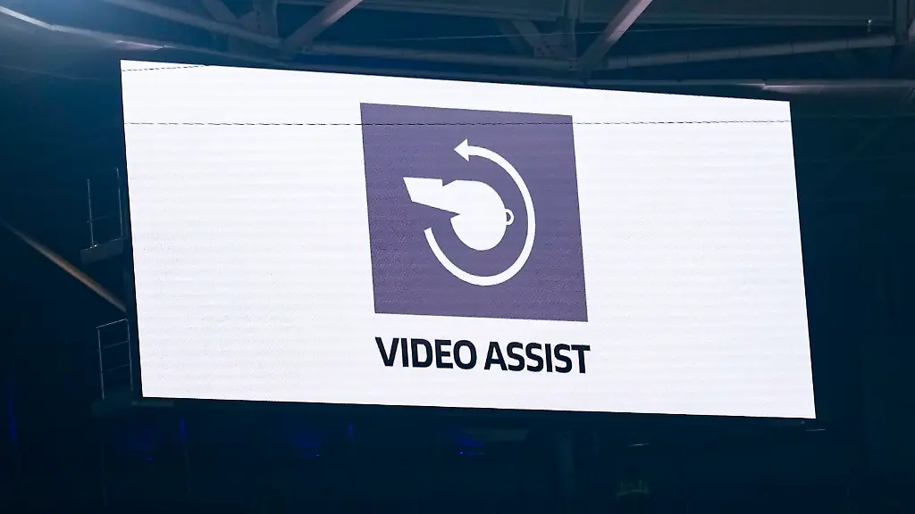 Auf-der-Anzeigetafel-ist-das-Logo-des-Video-Assist-Referee-zu-sehen-VAR-Videobeweis-Videoschiedsrichter-Video-Aktion-Action-Spielszene-Symbolfoto-Symbolbild-Symbol-14-01-2026-Sinsheim-Deutschland-Fussball-Bundesliga-Bundesliga-TSG-1899-Hoffenheim-Borussia-Moenchengladbach-DFB-DFL-REGULATIONS-PROHIBIT-ANY-USE-OF-PHOTOGRAPHS-AS-IMAGE-SEQUENCES-AND-OR-QUASI-VIDEO