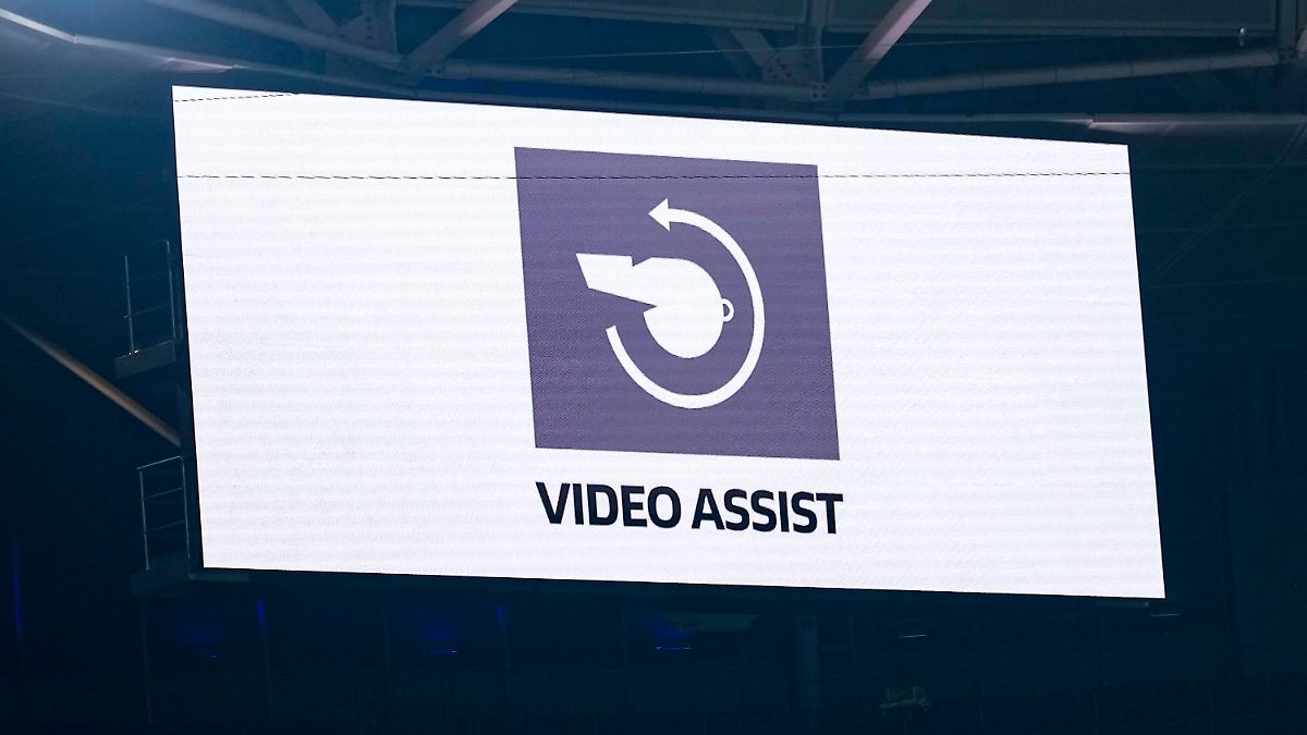 Umfrage-unter-Betroffenen-Bundesliga-Kapit-ne-empfinden-VAR-Dauer-als-unverh-ltnism-ig