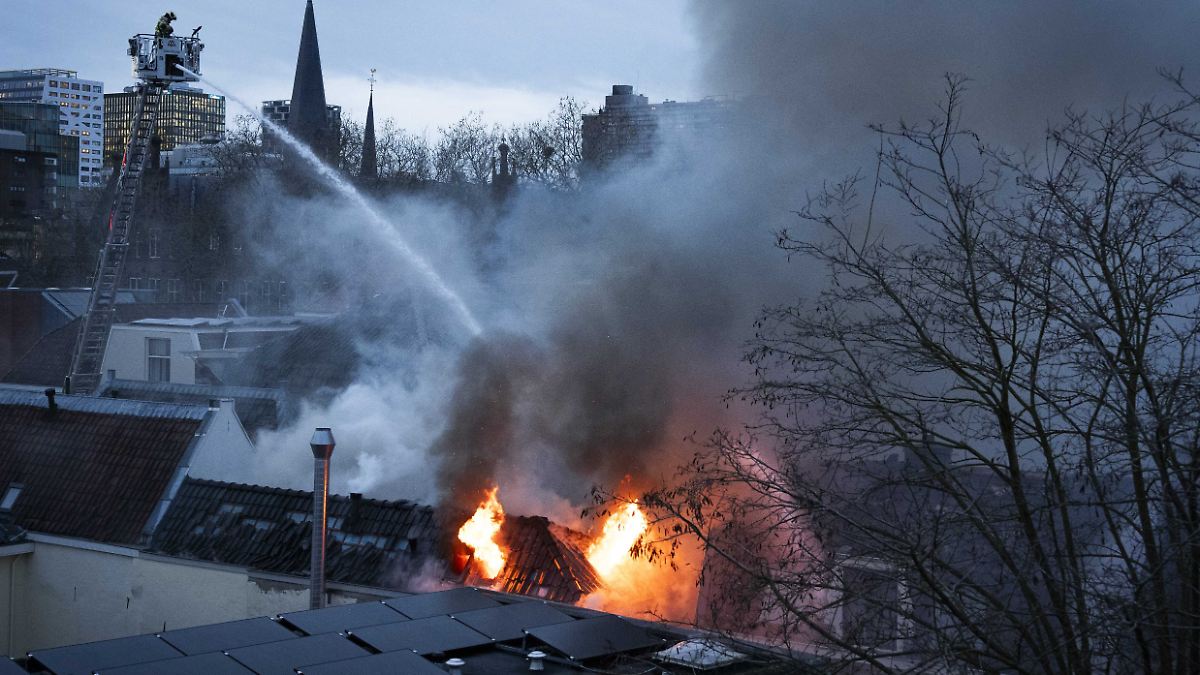 Mehrere-Geb-ude-eingest-rzt-Mindestens-vier-Verletzte-nach-gigantischer-Explosion-in-Utrecht