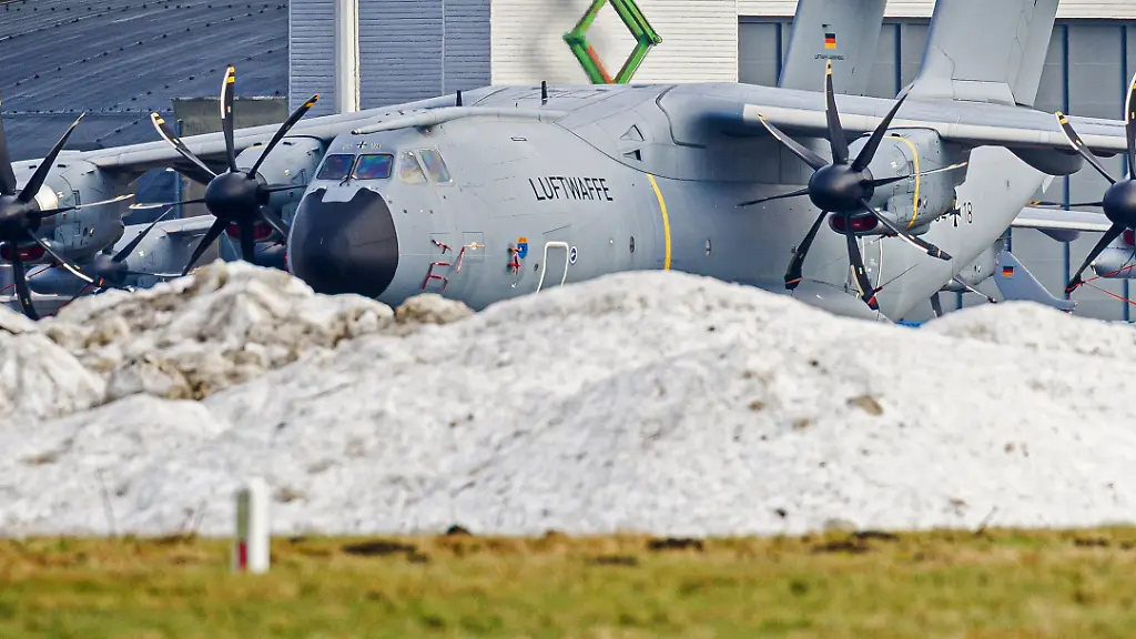 Ein-Transportflugzeug-vom-Typ-Airbus-A400M-der-Luftwaffe-steht-auf-dem-Fliegerhorst-Wunstorf-in-der-Region-Hannover-Von-diesem-Standort-aus-sind-am-Morgen-13-Bundeswehrsoldaten-ueber-Daenemark-nach-Groenland-gestartet-Ihre-Aufgabe-ist-es-Bedingungen-fuer-eine-moegliche-Unterstuetzung-Daenemarks-bei-der-Sicherung-in-der-Arktis-zu-pruefen