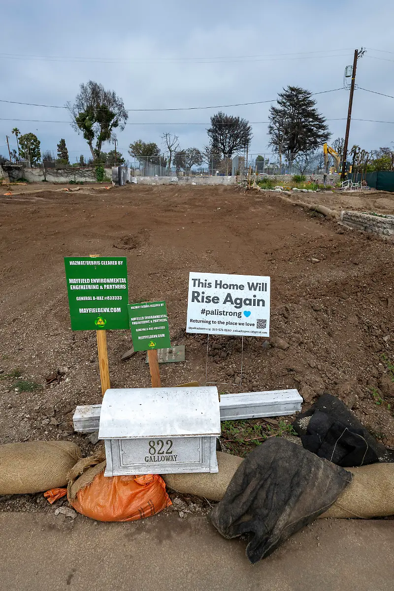 June-4-2025-Pacific-Palisades-California-USA-June-4-2025-An-emply-lot-where-a-house-that-was-destroyed-by-the-Palisades-Fire-in-Pacific-Palisades-in-January-2025-once-stood