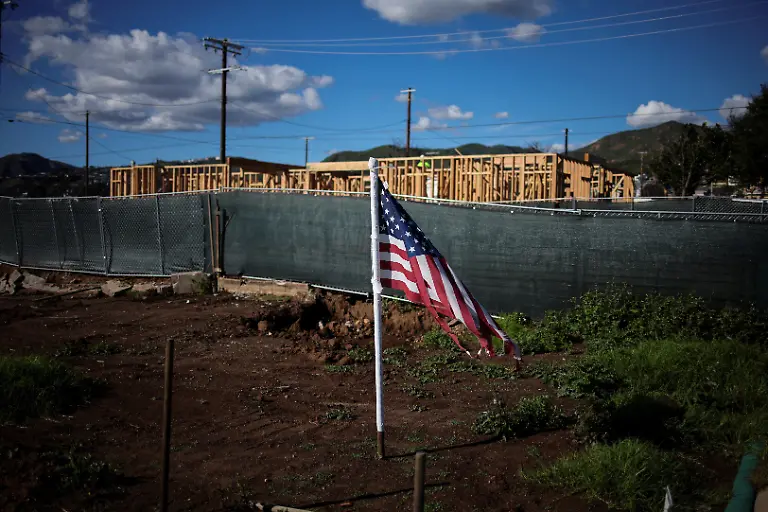 A-United-States-flag-flutters-on-a-lot-cleared-of-fire-debris-during-the-first-anniversary-of-the-deadly-Palisades-Fire-in-the-Pacific-Palisades-neighbourhood-in-Los-Angeles-California-U-S-January-7-2026