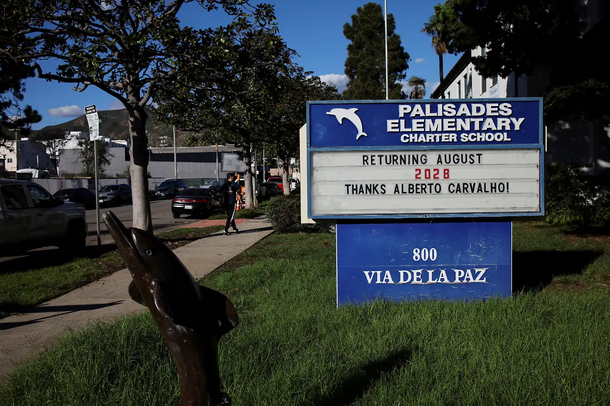 A-Palisades-Elementary-Charter-School-sign-reads-Returning-August-2028-on-the-first-anniversary-of-the-deadly-Palisades-Fire-in-the-Pacific-Palisades-neighbourhood-in-Los-Angeles-California-U-S-January-7-2026