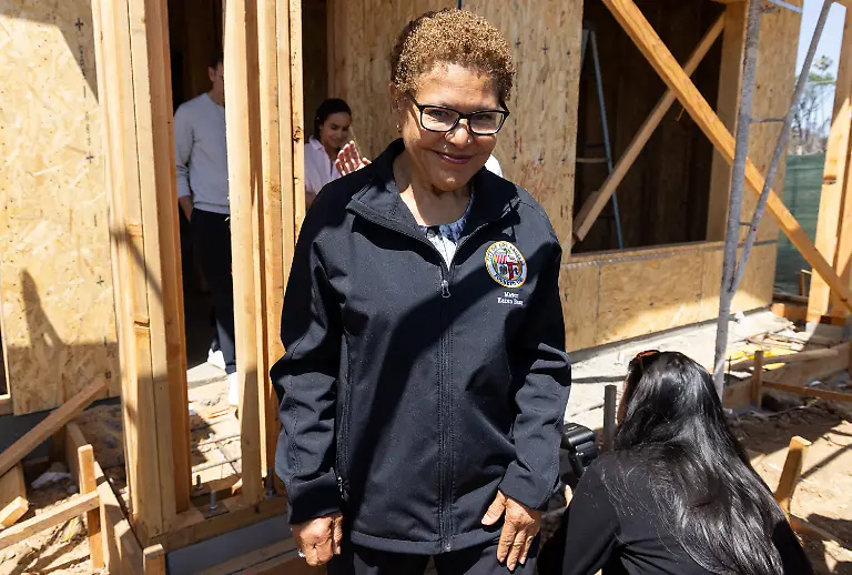 May-19-2025-Los-Angeles-California-USA-Mayor-Karen-Bass-at-a-press-conference-announcing-that-nearly-2-000-properties-have-been-cleared-of-all-debris-by-the-U-S-Army-Corps-of-Engineers-and-have-received-final-sign-off-from-L-A-County-a-required-step-for-rebuilding-to-begin-The-Mayor-spoke-outside-of-a-home-being-rebuilt-in-Pacific-Palisades-that-was-devastated-by-the-Palisades-Fire-in-January