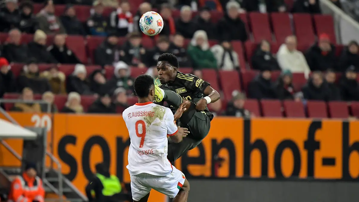 15-01-2026-xemx-Fussball-1-Bundesliga-FC-Augsburg-1-FC-Union-Berlin-v-l-Samuel-Essende-FC-Augsburg-Derrick-Koehn-1
