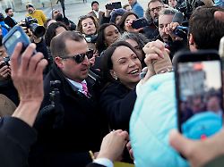"Ihm die Nobel-Medaille gegeben": Machado kann sich nach Treffen mit Trump kaum äußern