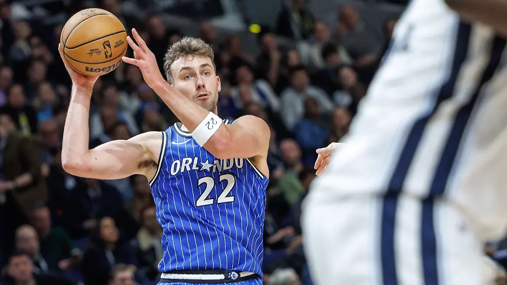 Basketball-NBA-Orlando-Magic-Memphis-Grizzlies-Hauptrunde-Hauptrunde-Partien-85-Spieltag-Franz-Wagner-Orlando-Magic-wirft-seinem-Mitspieler-den-Ball-zu
