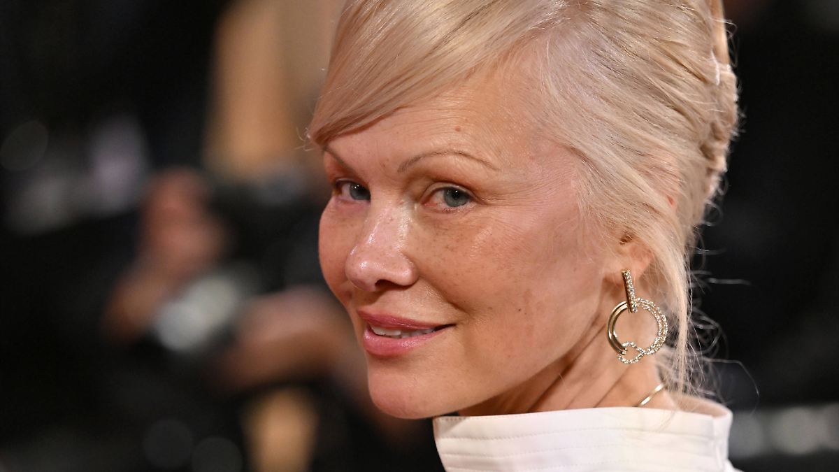 Bei-den-Golden-Globes-Pamela-Anderson-f-hlte-sich-unwohl-neben-Seth-Rogen