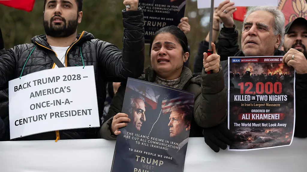 Mehrere-hundert-Menschen-haben-am-Donnerstag-vor-dem-Frankfurter-US-Generalkonsulat-fuer-ein-Ende-des-iranischen-Mullah-Fuehrung-demonstriert