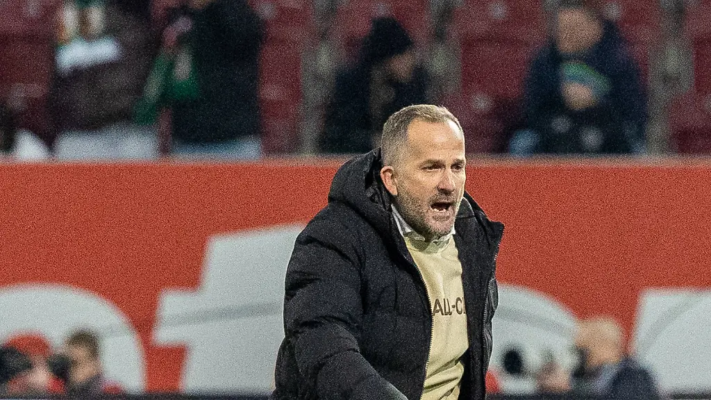 Chef-Trainer-Manuel-Baum-FC-Augsburg-freut-sich-ueber-das-1-0-seiner-Mannschaft-Emotion-Jubel-FC-Augsburg-vs-1-FC-Union-Berlin-Fussball-Maenner-Bundesliga-Saison-2025-2026-Hinrunde-17-Spieltag-15-01