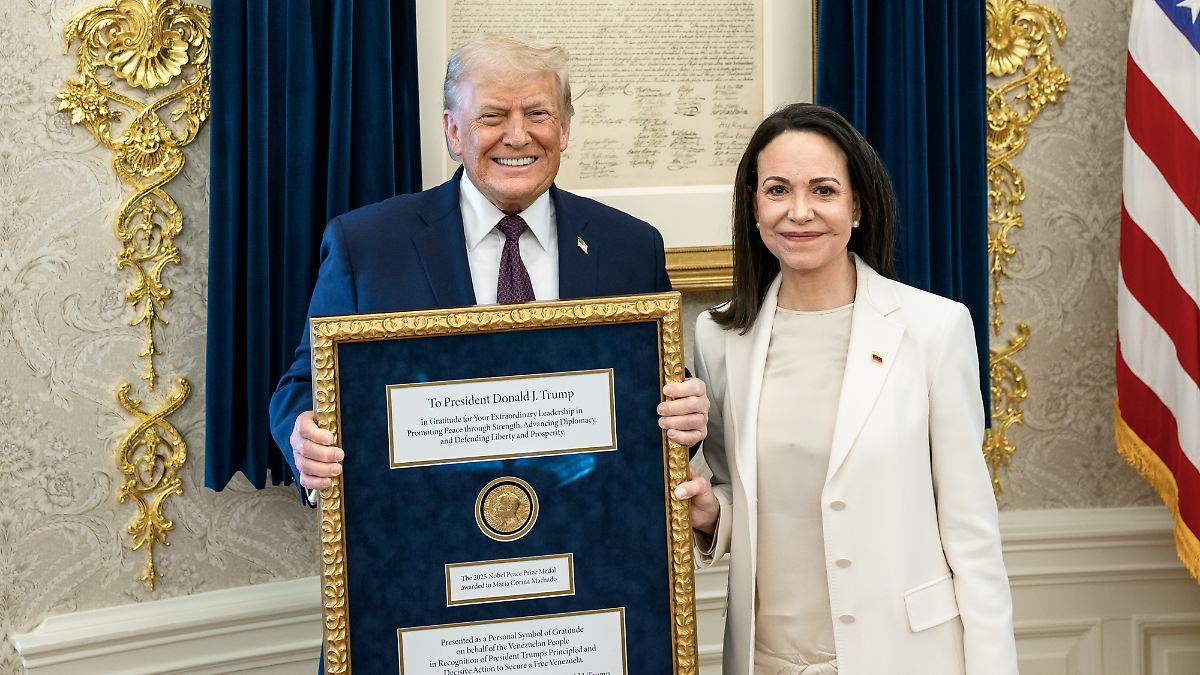US-Pr-sident-ist-begeistert-Machado-bergibt-Trump-ihre-Nobelpreis-Medaille