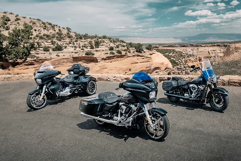 Die-drei-Baureihen-der-Liberty-Edition-eint-Metallic-Lack-Adler-Motive-und-Akzente-in-Blau-Weiss-und-Rot