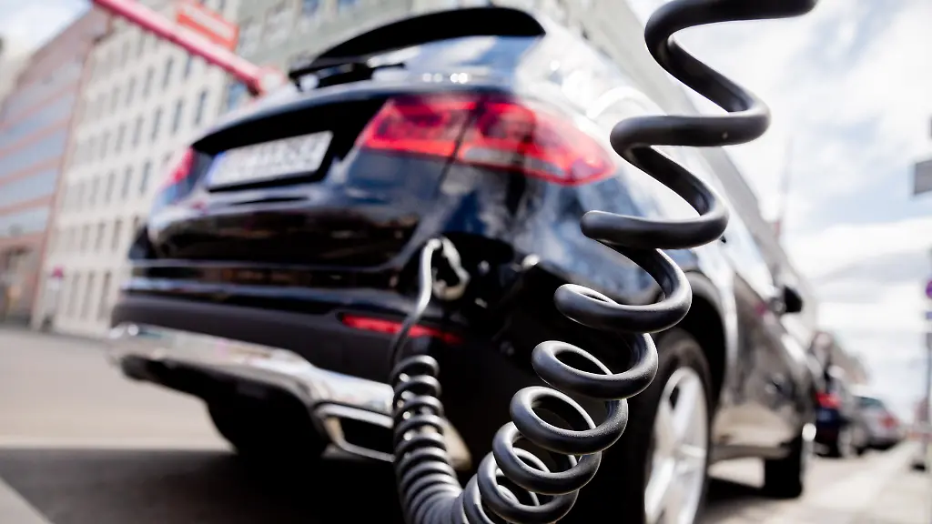 Ein-Auto-mit-Plug-in-Hybrid-Antrieb-laedt-in-Berlin-Mitte-an-einer-Ladesaeule-Bei-der-geplanten-Verlaengerung-der-deutlich-hoeheren-Kaufpraemie-fuer-Elektroautos-sind-strengere-Vorgaben-fuer-Plug-in-Hybridfahrzeuge-geplant