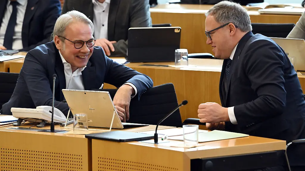 Innenminister-Georg-Maier-SPD-und-Ministerpraesident-Mario-Voigt-koennen-lachen-Die-AfD-scheiterte-mit-einem-Landtags-Antrag-Maier-zu-entlassen