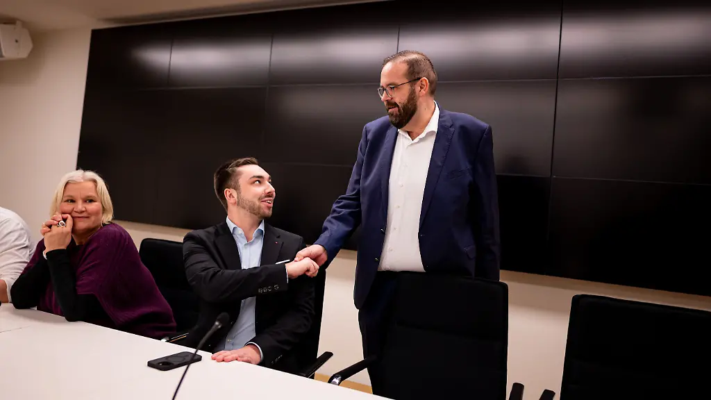 Alexandra-Pichl-Buendnis-90-Die-Gruene-l-r-Landesvorsitzende-in-Brandenburg-Kurt-Fischer-SPD-Mitglied-des-Landtags-Gordon-Hoffmann-CDU-Generalsekretaer-CDU-Brandenburg-kommen-zu-einer-gemeinsamen-Pressekonferenz-nach-der-Bundestagswahl