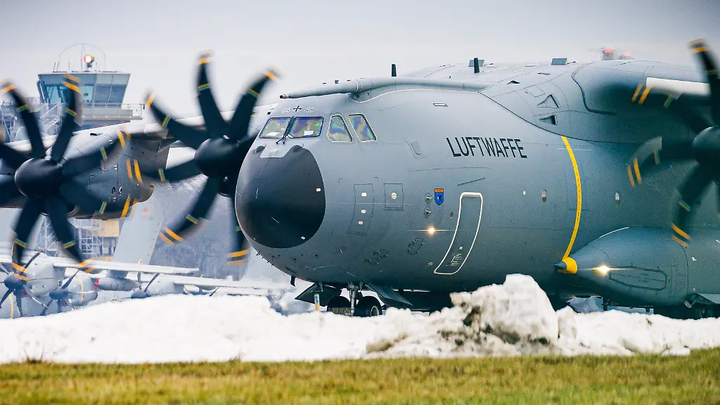 Ein-Transportflugzeug-vom-Typ-Airbus-A400M-der-Luftwaffe-rollt-ueber-das-Gelaende-vom-Fliegerhorst-Wunstorf-in-der-Region-Hannover-Von-diesem-Standort-aus-sind-am-Morgen-13-Bundeswehrsoldaten-ueber-Daenemark-nach-Groenland-gestartet-Ihre-Aufgabe-ist-es-Bedingungen-fuer-eine-moegliche-Unterstuetzung-Daenemarks-bei-der-Sicherung-in-der-Arktis-zu-pruefen