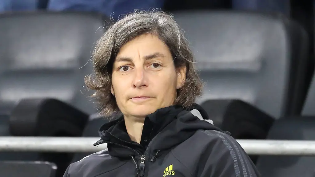 Anouschka-Bernhard-Juniorinnen-Nationaltrainerin-beim-DFB-im-Publikum-Publikum-Zuschauer-Stimmung-Atmosphaere-Stadion-Einzelbild-Aktion-Action-Portraet-Portrait-Fussball-UEFA-Women-s-EURO-2017-England-Spanien-xozx-Anouschka-Bernhard-Junior-National-coach-the-DFB-in-crowd-crowd-Spectators-Mood-Atmosphere-Stadium-Single-Action-shot-Action-Portrait-Portrait-Football-UEFA-Women-s-Euro-2017-England-Spain-xozx